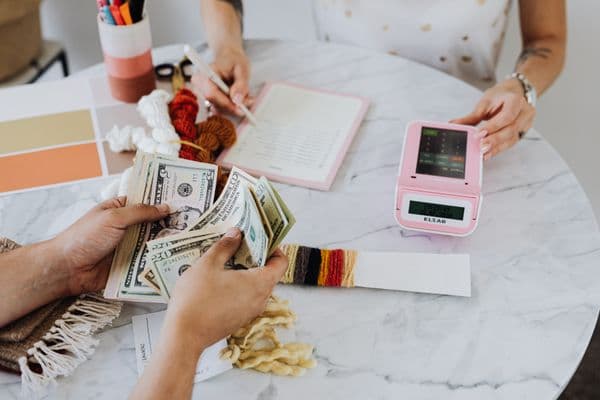Persona pagando una compra con tarjeta de crédito de forma responsable