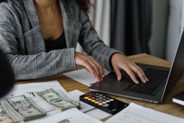 Persona organizando su presupuesto mensual con la regla 50/30/20