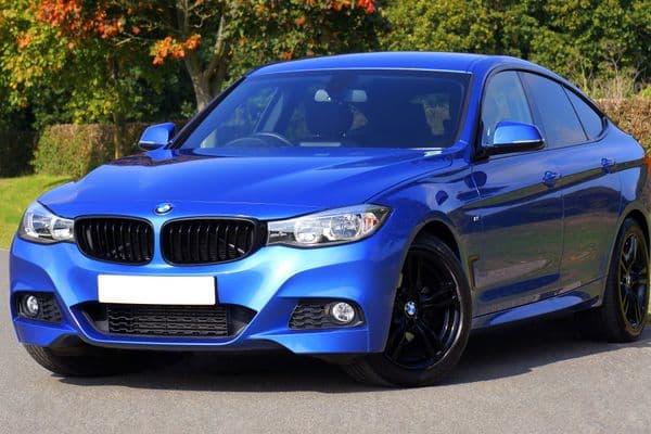 Coche nuevo junto a documentos de financiación