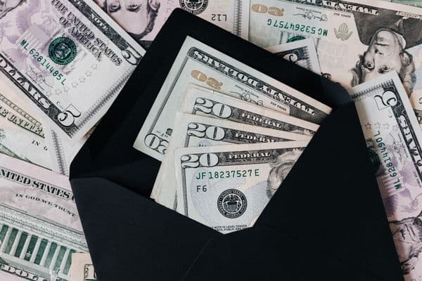Familiares acordando por escrito las condiciones de un préstamo de dinero