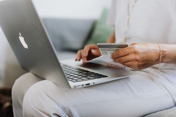 Sistema informático de scoring bancario evaluando el riesgo de una solicitud de préstamo