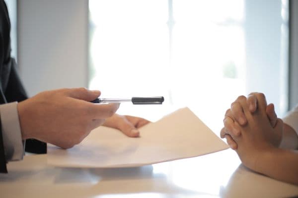 Persona agobiada revisando las cuotas de un préstamo que no puede pagar