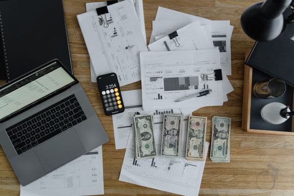 Persona preparando la declaración de la renta con sus documentos