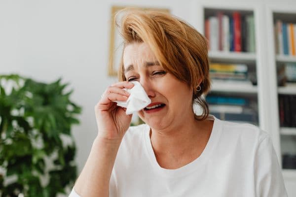 Mujer gestionando sus finanzas personales con confianza